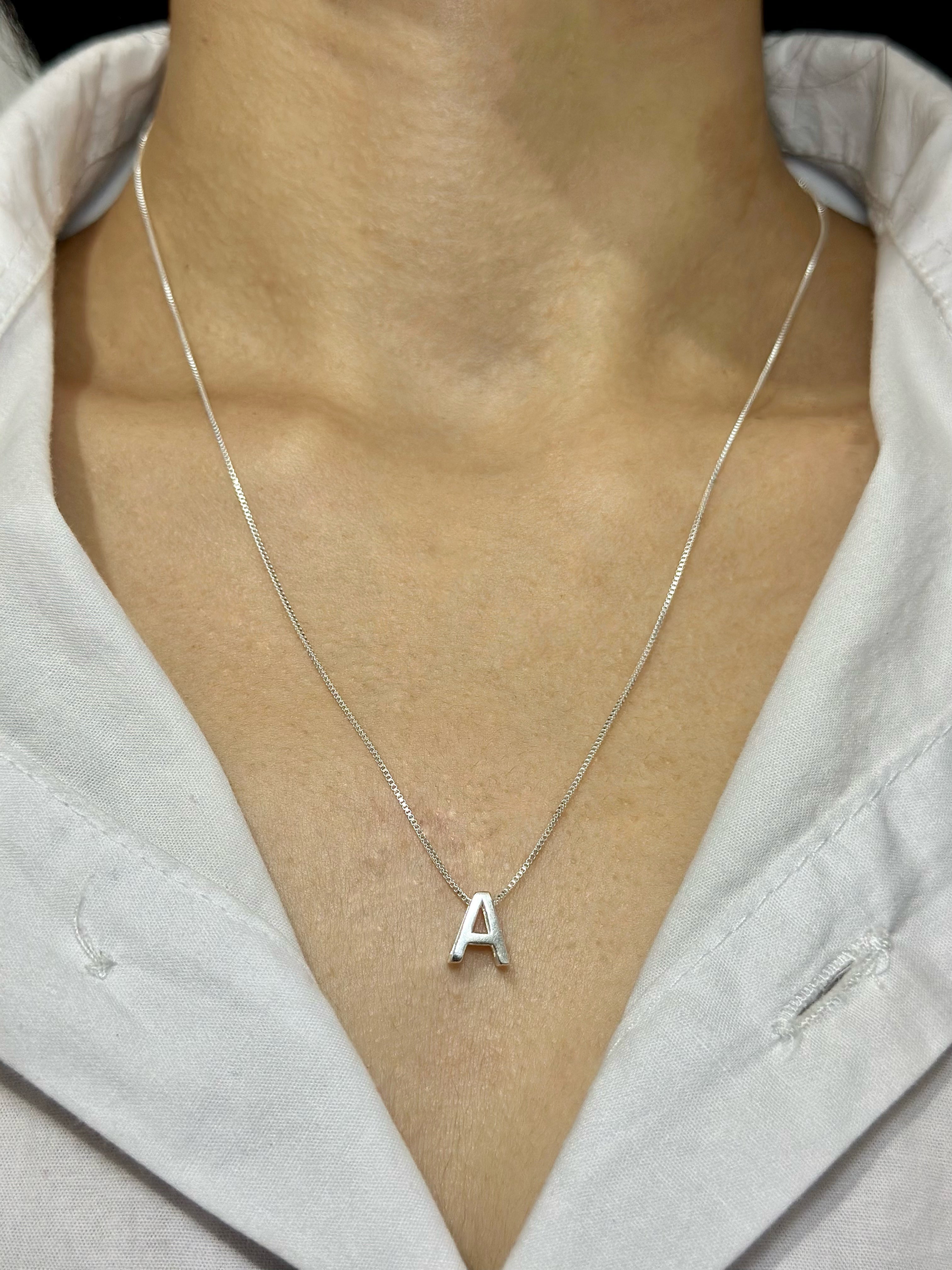 Colar de Letras Lisa em Prata 925 Legítima – Corrente 45cm + Pingente | feminino | Garantia Vitalícia