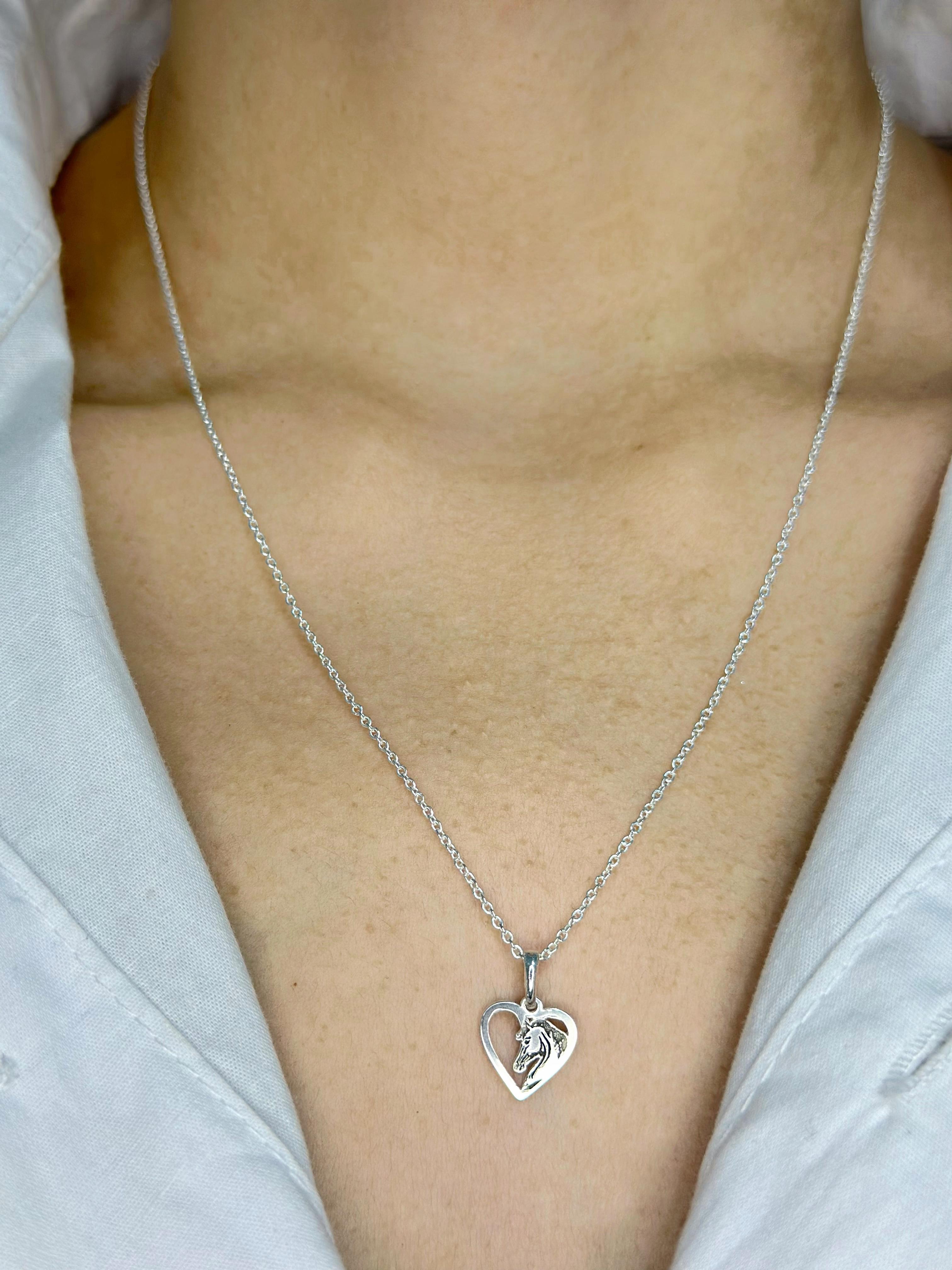 Colar Coração Vazado com Cavalo em Prata 925 Legítima Feminina 45cm – Design Exclusivo com Garantia Vitalícia
